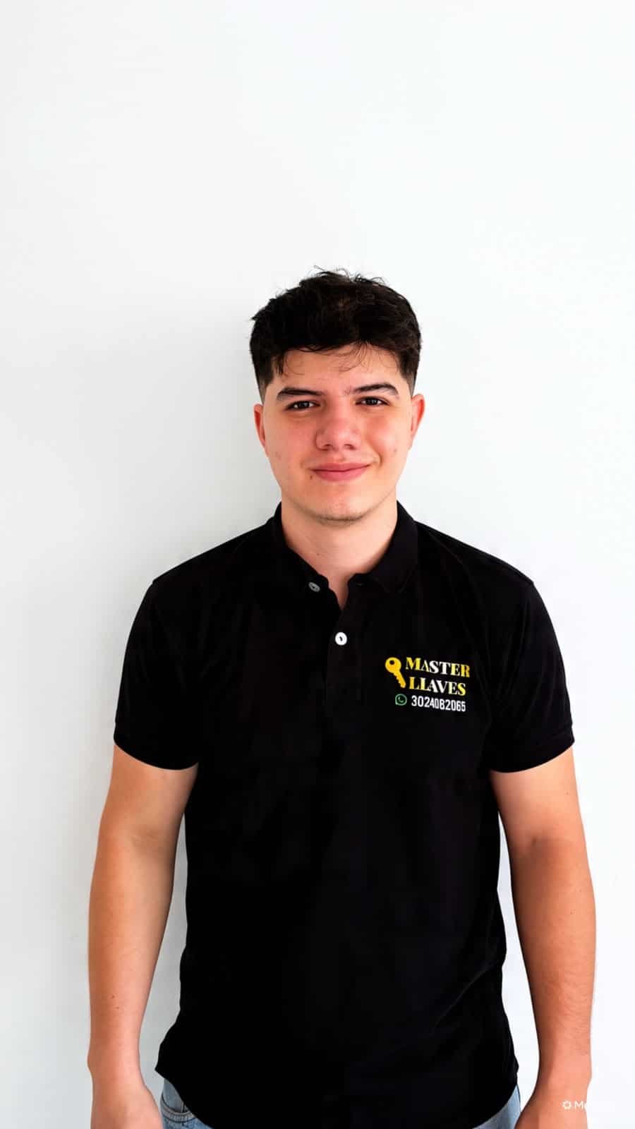 Jesús David Quintero, fundador de Master Llaves, con uniforme de la empresa